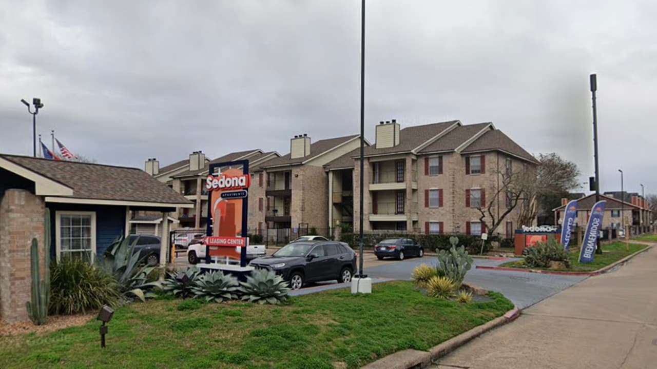 Según cuenta su familia, el automóvil ya tenía seis días en el lote y fue una grúa la que lo remolcó en el complejo de departamentos Sedona ubicado en el número 14402 Pavilion Point cerca de la autopista 6.