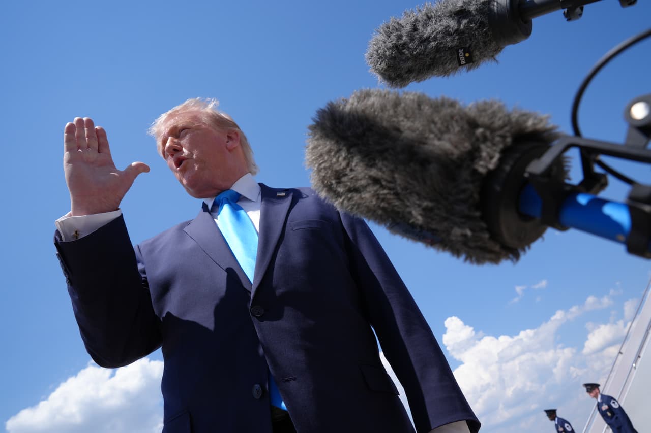 Donald Trump saluda a la prensa durante una actividad al aire libre. Tras regresar a la Casa Blanca en 2025, retomó una intensa agenda pública y mediática.