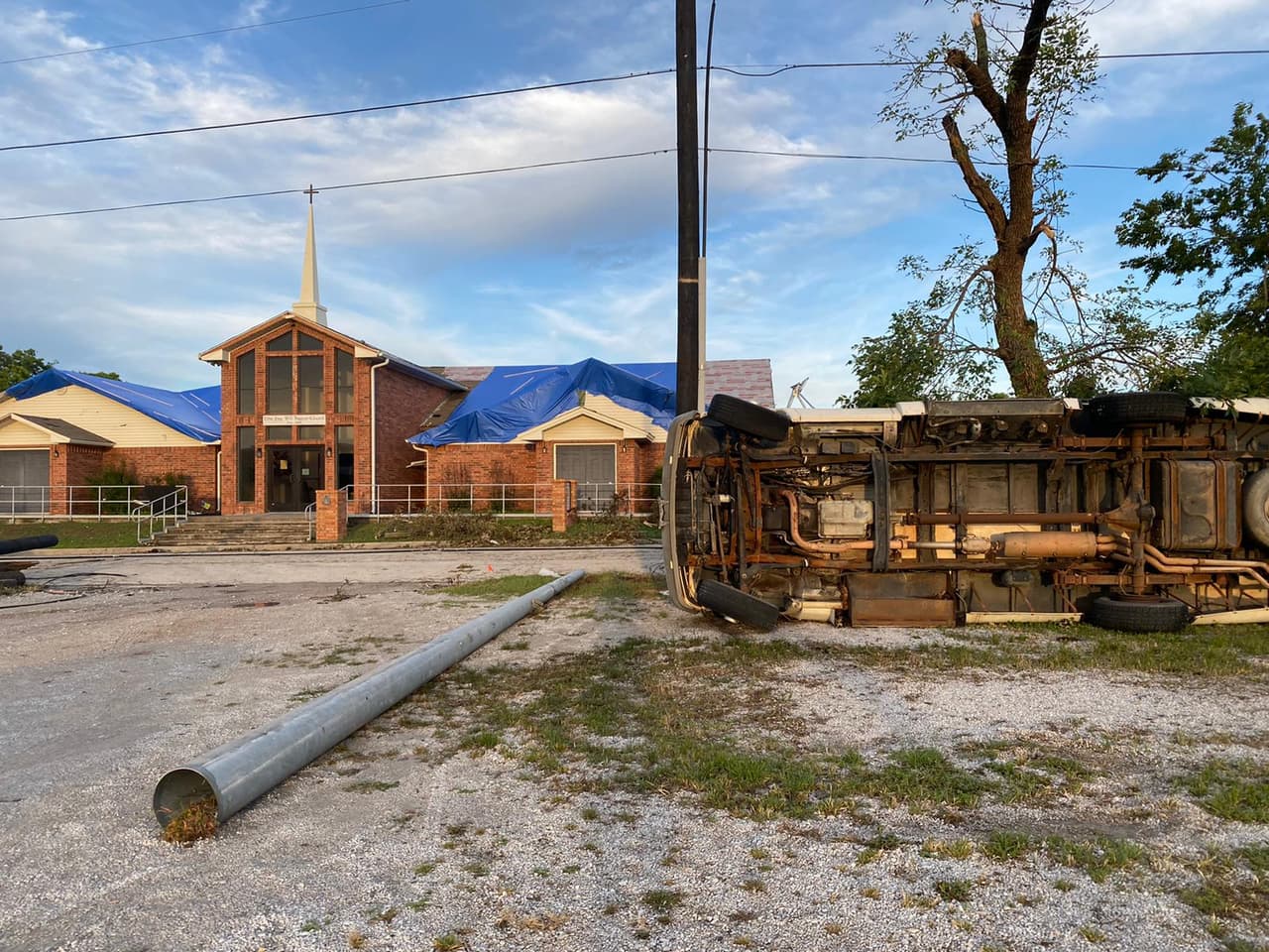 La organización de Statham sirve cada día, desde el pasado sábado, 100 desayunos, almuerzos y cenas a los afectados.
<br>