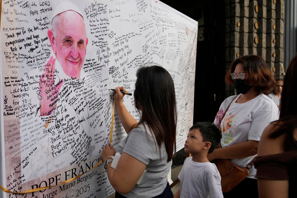 <h3 class="cms-H3-H3">"Descansa en el Paraíso"; "Gracias padre, por tu compasión, y tu apertura. Tus palabras me ayudaron a encontrar el amor de Dios, empezar una nueva vida y... paz en mi corazón"</h3>
<br>
<br>Devotos católicos escriben en un mural de mensajes para el difunto Francisco afuera de la Parroquia de San Pedro en Quezon City, Filipinas.