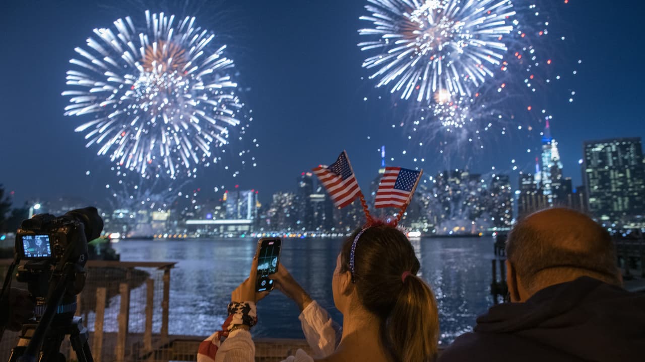 El espectáculo de los fuegos artificiales de Macy's fue la culminación de la celebración del Día de la Independencia y la gente no pudo aguantar la emocion.