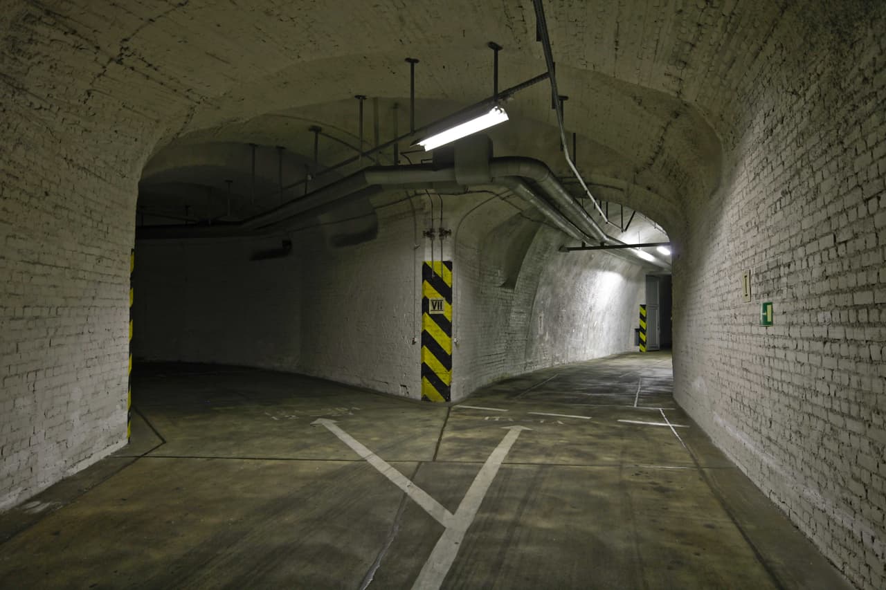 El sistema de túneles en el corazón de la montaña. Esta es la instalación subterránea privada “más grande del mundo”, según Vicino. “Cada complejo está diseñado para el bienestar físico y psicológico a largo plazo de todos los refugiados”, aseguró.