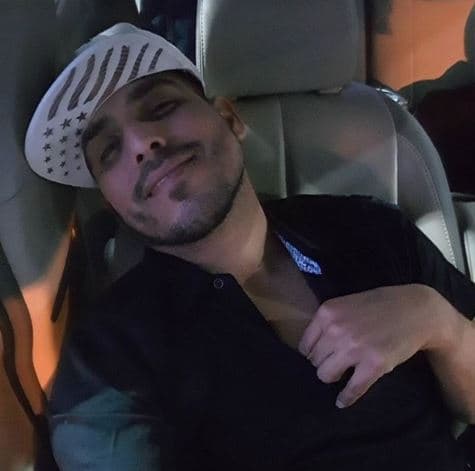 A finales de mayo de 2017 fanáticos de Espinoza Paz pidieron al intérprete que publicara una imagen de él sin barba.