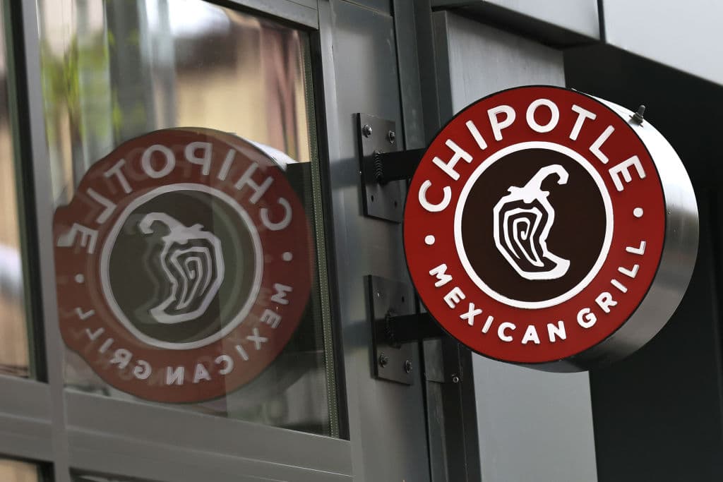 <b>Chipotle Mexican Grill,</b> la empresa de restaurantes de comida rápida especializados en cocina tex-mex, anunció esta semana que aumentará el salario de los trabajadores de sus restaurantes, alcanzando un promedio de $15 la hora para finales de junio.
