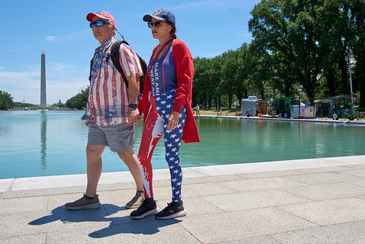 Todo es cuestión de perspectivas, pues algunas partes del estanque están más contaminadas que otras. Una pareja de turistas pasea junto al monumento al tiempo que lo limpian.