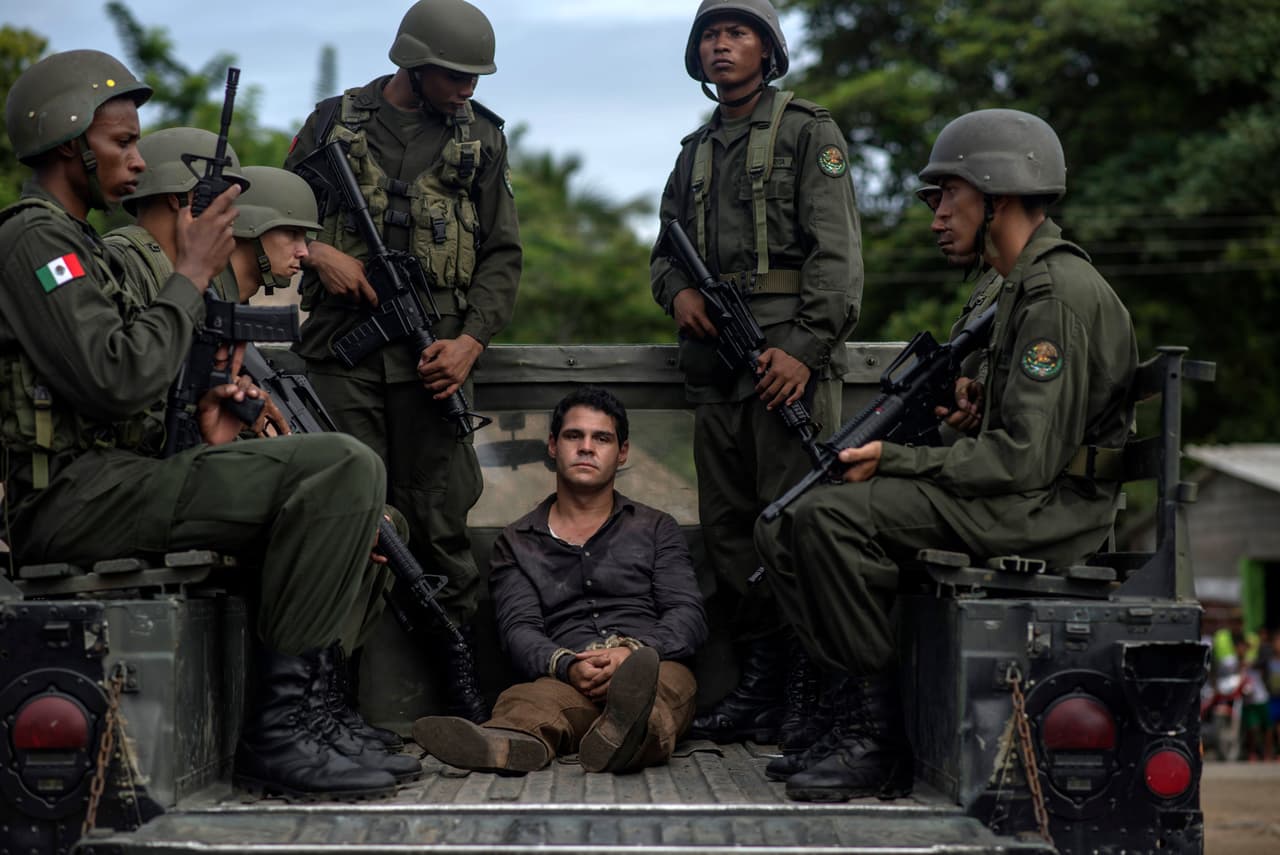 Por su parte, al pisar territorio mexicano 'El Chapo' fue custodiado por varios soldados.