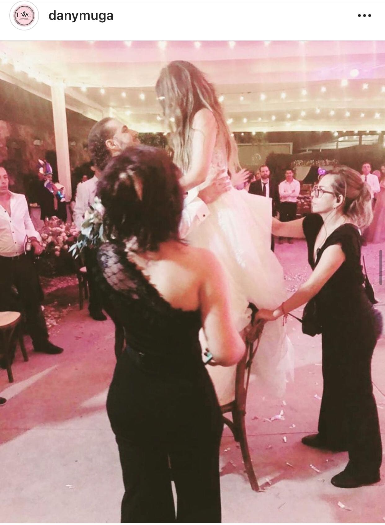 EL pasado 15 de noviembre la 'wedding planner' también compartió esta imagen en la que aparece Dulce María a punto de lanzar el ramo de novia.
<br>