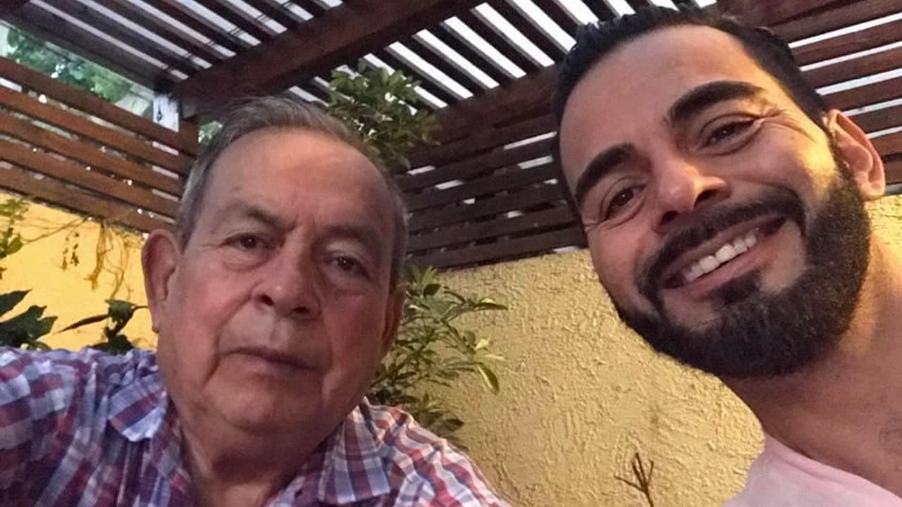 <b>Osvaldo Corral: </b>Presentador de Edición Digital Houston
<br>"Don Ariel Corral, quien me enseñó que un hombre y su honra valen por su palabra. Saber perder y ganar con las manos y la conciencia limpia. Saber pedir perdón oportunamente y con humildad, así como logras mis metas sin empujones ni zancadillas. En esta foto le estaba enseñando a tomar selfies 😂🤣😂🤣".