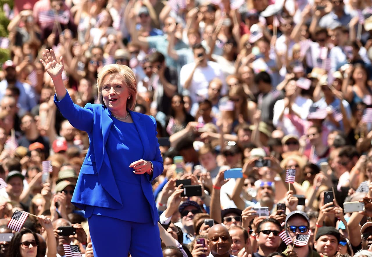 El vestido de pantalón en
<i>color block</i> azul de Ralph Lauren que usó Hillary Clinton en el rally de Roosevelt Island.