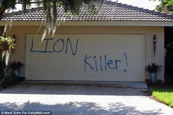 Vandalizaron la casa de Florida perteneciente al dentista que mató en Zimbabue al león Cecil.