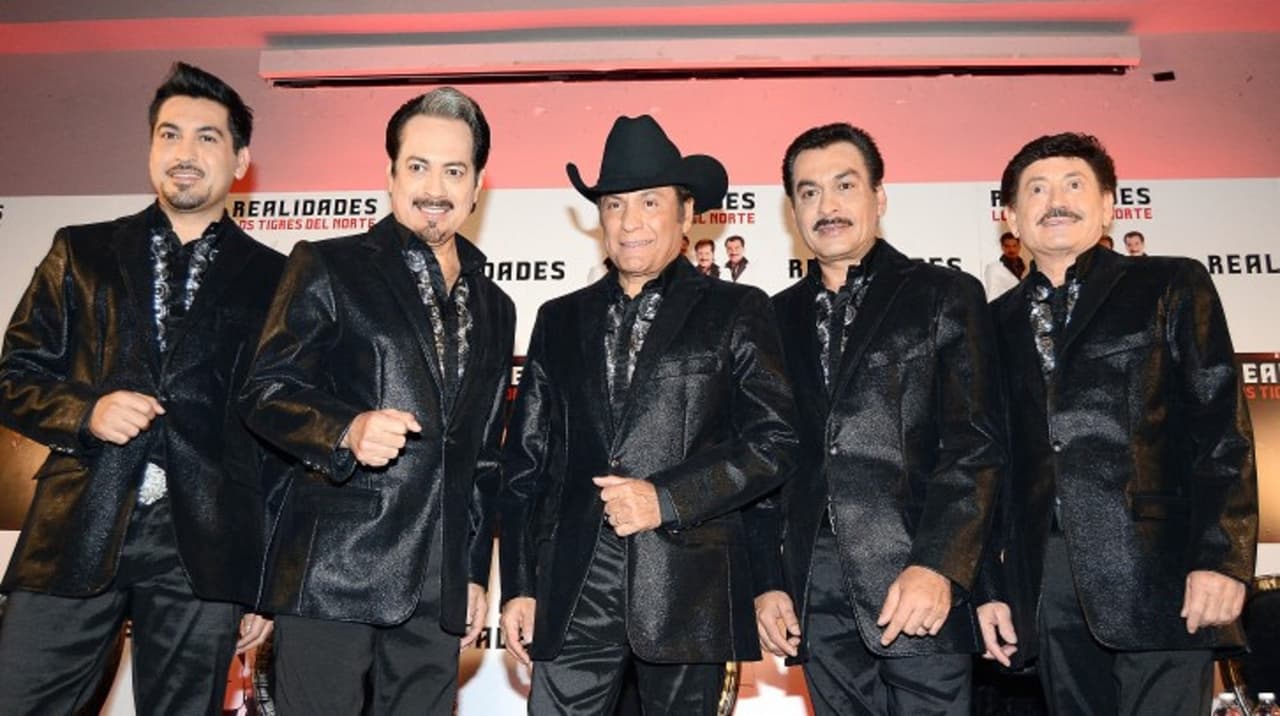 Jorge Hernández, líder de Los Tigres del Norte, en medio con sombrero.