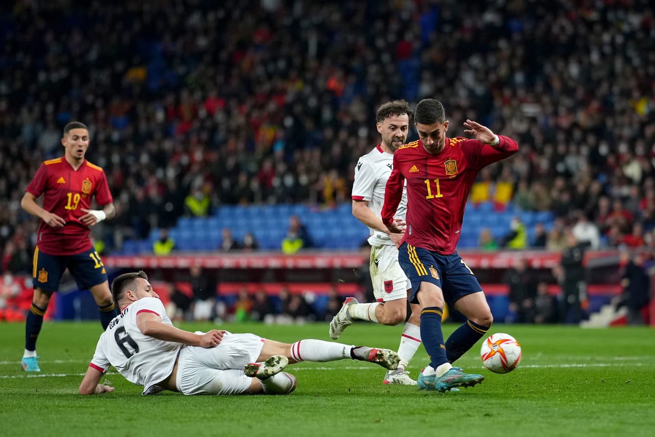 España sacó un apurado triunfo ante la Selección de Albania en un encuentro que dejó la emoción para los minutos finales.