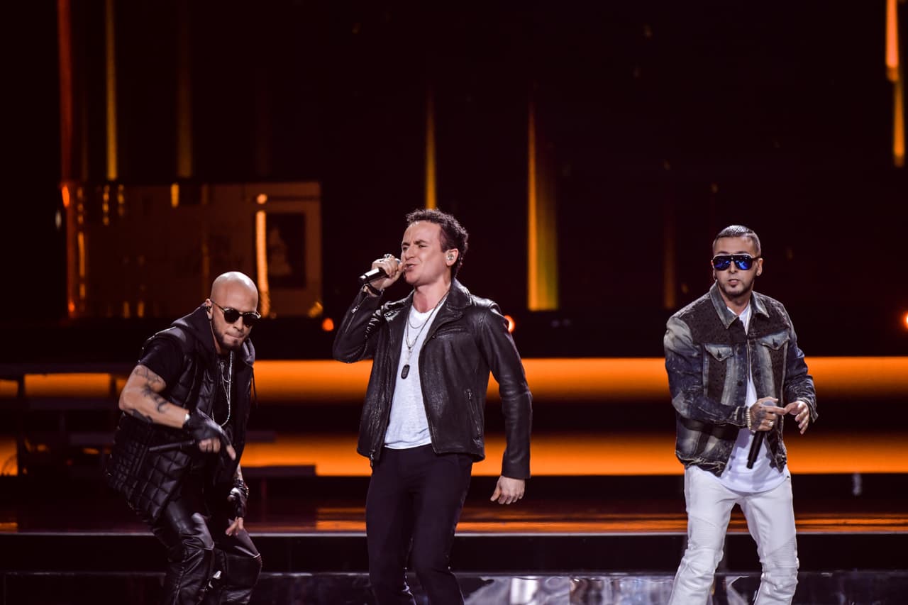 'Vine A Buscarte' fue la canción que ellos interpretaron sobre este escenario.