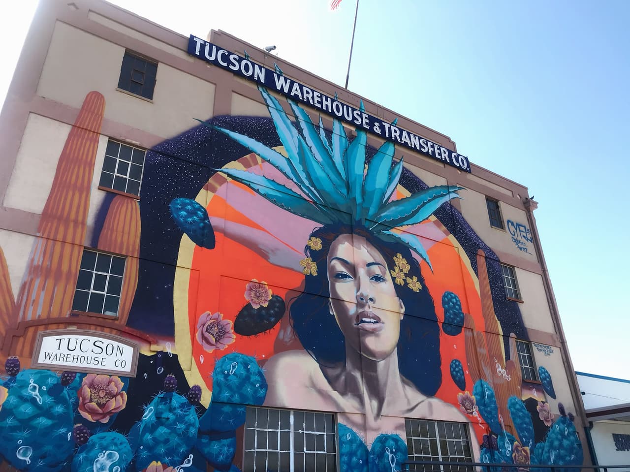 El mural “
<i>Mayahuel, Goddess of Agave</i>” se encuentra en el
<a href="https://goo.gl/maps/xHMRb6iYtTYWgKew9" target="_blank">440 N. 7th Ave. </a>
<br>
<br>Artista: Rock “CyFi” Martínez