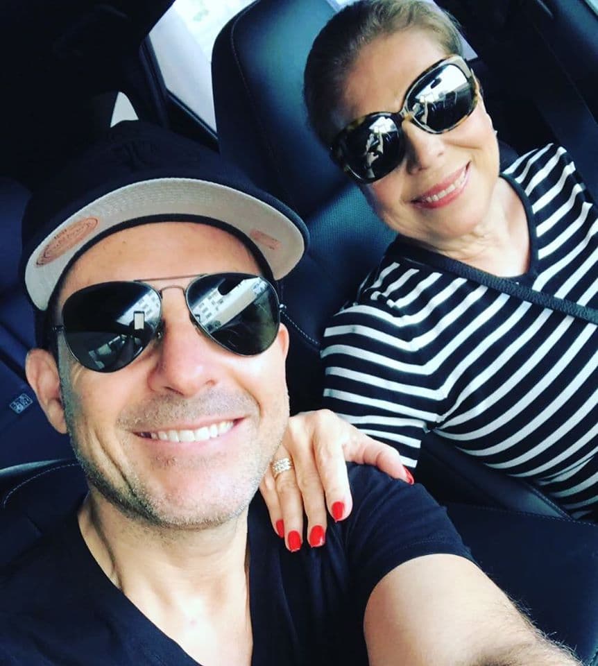 "Mi sonrisa te la dedico a ti. Siempre que me preguntan cómo le hago, pues me imagino que me estás viendo y así es como me sale esta sonrisa al aire", señaló Carlos mientras hablaba con su mamá vía telefónica.