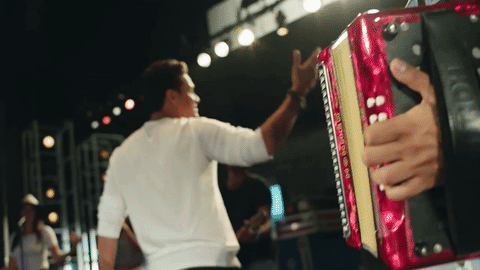 También ensaya su número junto a sus músicos y da uno que otro pasito.