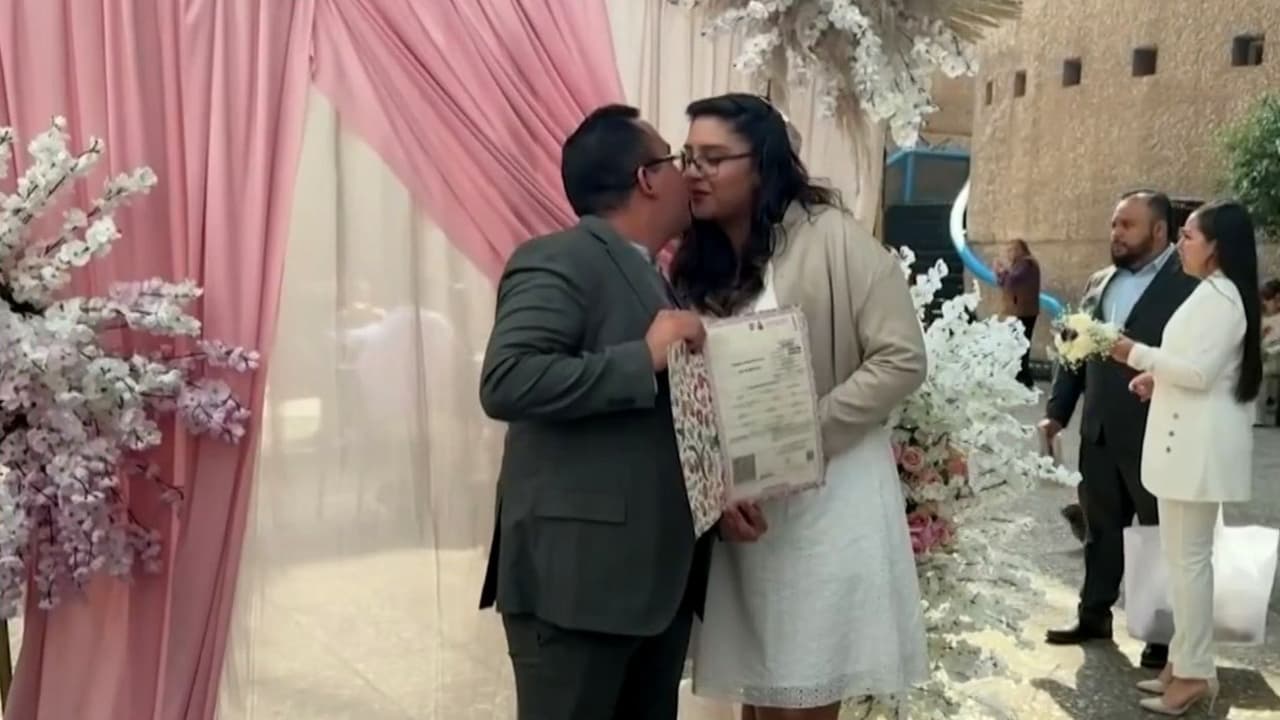 Más de 2 mil parejas sellan su amor en boda multitudinaria en la Ciudad de México