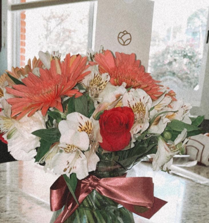 La adolescente también compartió algunos de los regalos que le dieron, entre ellos arreglos florales.