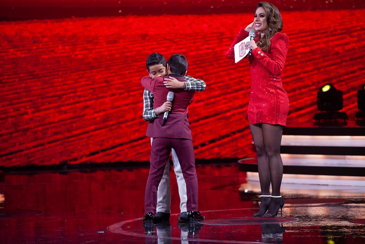 Tras el análisis de los jueces, 
<b>Rafael, originario de Sinaloa, fue el elegido </b>para cantar en el tercer escuadrón. Una vez más Verónica Castro cayó en llanto. 
<b><a href="https://www.univision.com/shows/pequenos-gigantes/renuncio-veronica-castro-no-puede-mas-con-las-expulsiones-de-pequenos-gigantes-2019-video">Yo vine a divertirme y me la he pasado llorando”, dijo</a></b>.