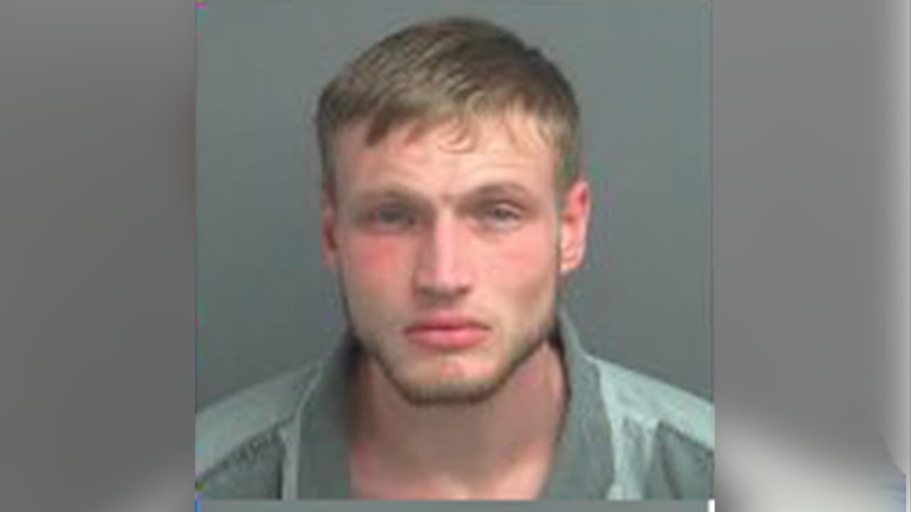 James David Blythe, de 25 años. Tiene dos órdenes de arresto. Última ubicación conocida: Cleveland, al noreste de Houston.