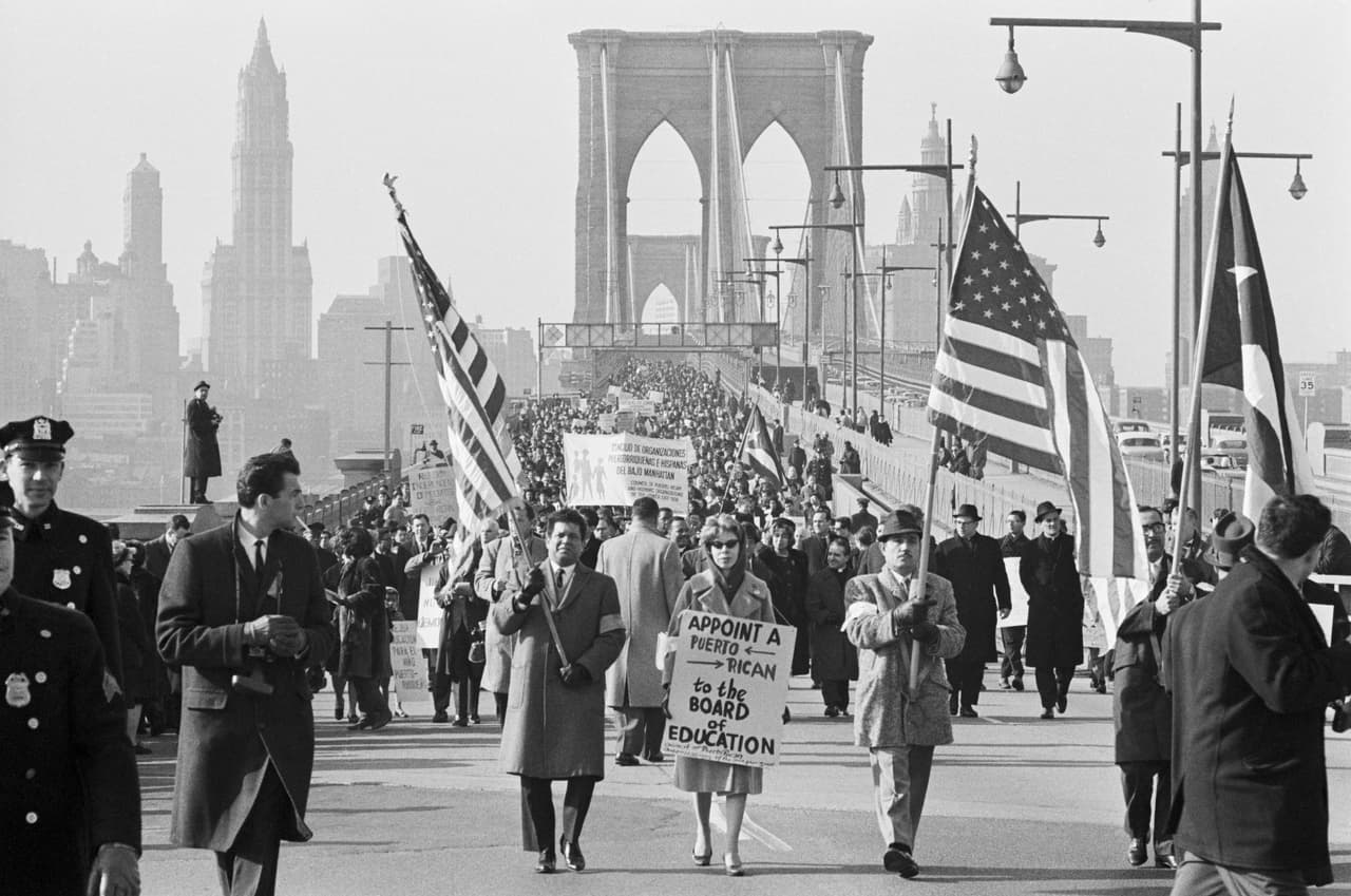 El puente ha sido protagonista en múltiples manifestaciones sociales y religiosas de los habitantes de la Gran Manzana. En la fotografía de 1964, activistas por los derechos civiles de los puertorriqueños caminaron en silencio desde City Hall en Manhattan hacia las oficinas de la Junta de Educación en Brooklyn, cruzando el puente.