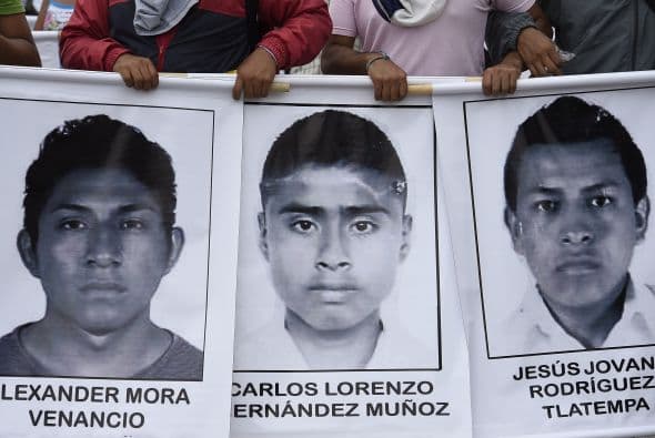 Miles de manifestantes que denuncian justicia por el caso Iguala marcharon por el centro de Acapulco.