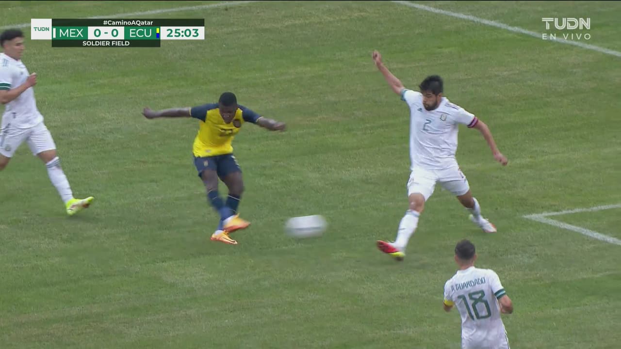 ¡Salvada oportuna! Caicedo iba a anotar, pero Héctor Moreno se interpone