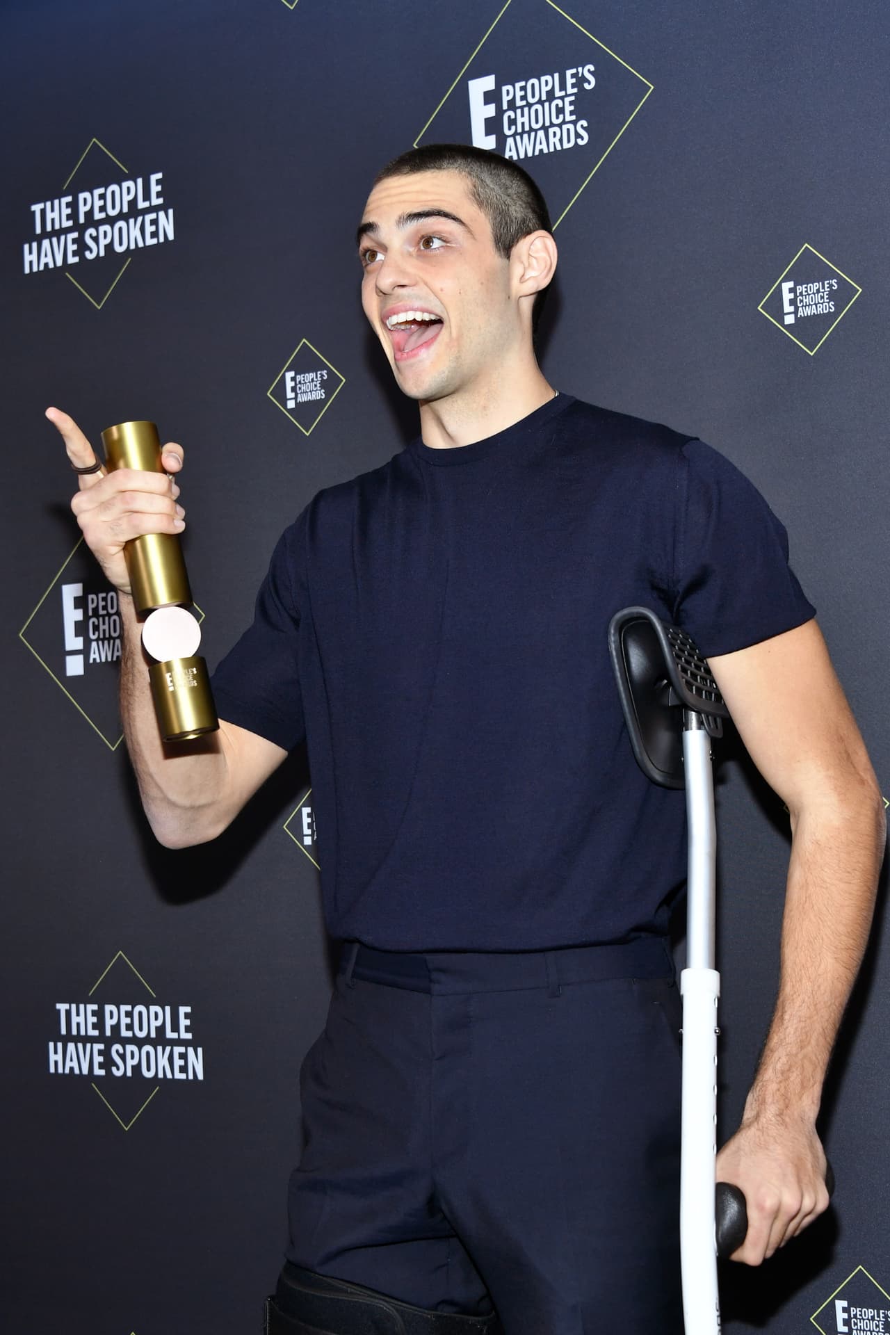 Centineo no quiso ausentarse de la gala, pese a que hace unos días fue operado de la rodilla derecha, según reportó E! News: "Tú eres la razón por la que estoy en este este escenario, tú eres la razón por la que
<b> hago lo que me apasiona</b>", dijo al referirse al público. 
<br>