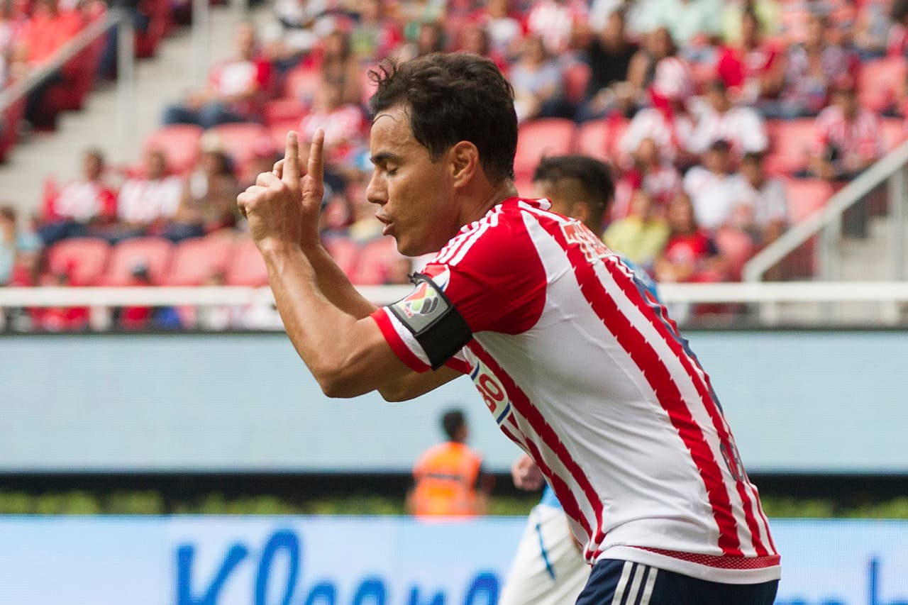 Omar Bravo da susto en entrenamiento de Chivas