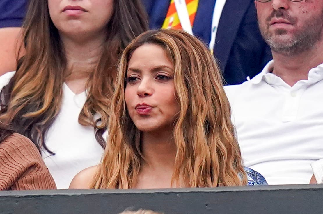 Shakira está de visita en Europa acudiendo a diversos eventos, uno de ellos fue al desfile de Viktor & Rolf, en el marco de la Paris Fashion Week, pasarela que se llevó a cabo el 4 de julio.