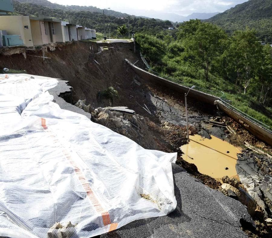 El derrumbe que dejó las residencias prácticamente en el aire es de 32 pies de profundidad, explicó el director ejecutivo de la Agencia, Miguel Ríos Torres. Once familias viven en incertidumbre.