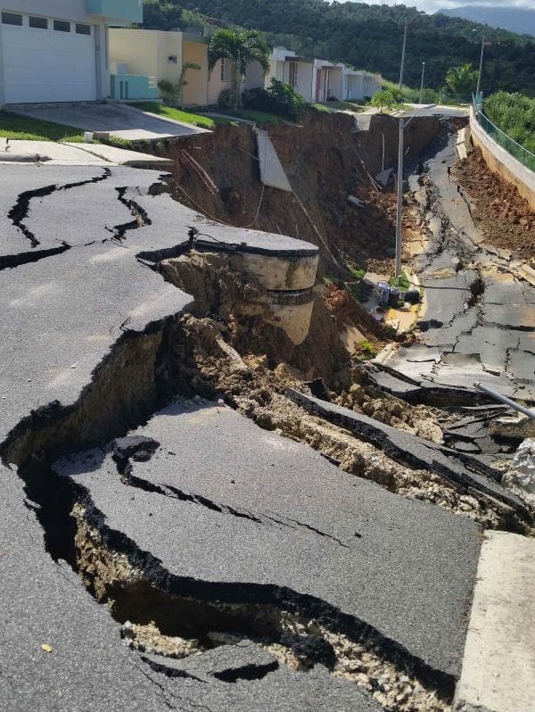El derrumbe que dejó las residencias prácticamente en el aire es de 32 pies de profundidad, explicó el director ejecutivo de la Agencia, Miguel Ríos Torres. Once familias viven en incertidumbre.
