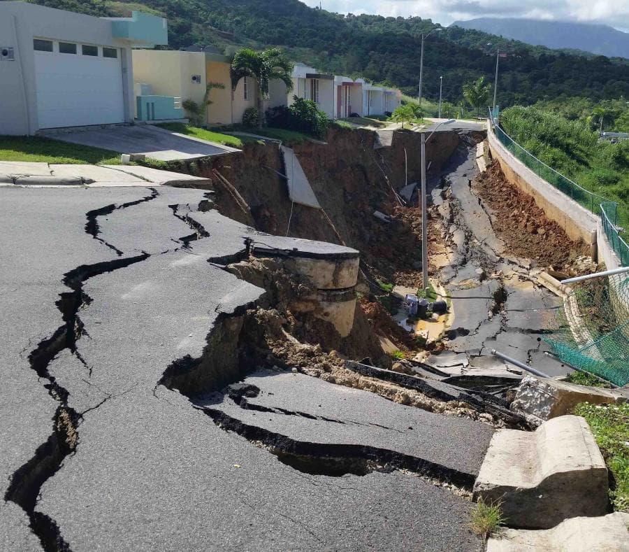 El derrumbe que dejó las residencias prácticamente en el aire es de 32 pies de profundidad, explicó el director ejecutivo de la Agencia, Miguel Ríos Torres. Once familias viven en incertidumbre.