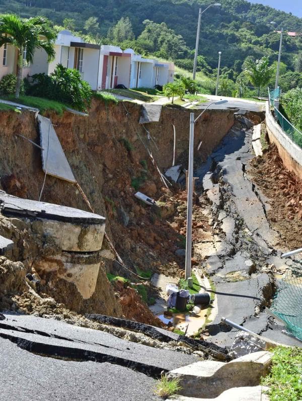 El derrumbe que dejó las residencias prácticamente en el aire es de 32 pies de profundidad, explicó el director ejecutivo de la Agencia, Miguel Ríos Torres. Once familias viven en incertidumbre.