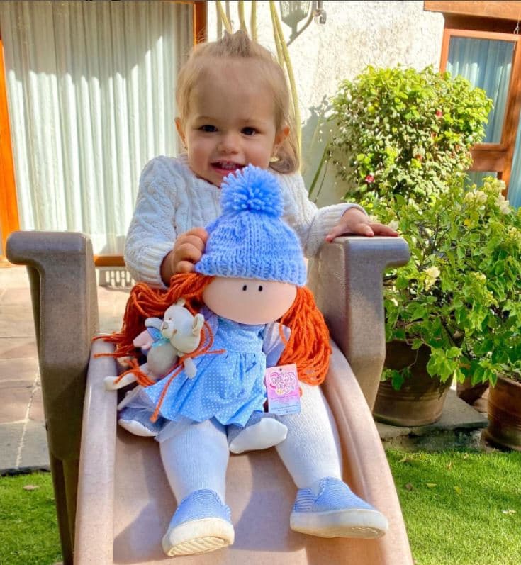 No obstante, advirtió que le consolaba saber que pronto la iba a ver “correr y jugar con otros niños, feliz”.