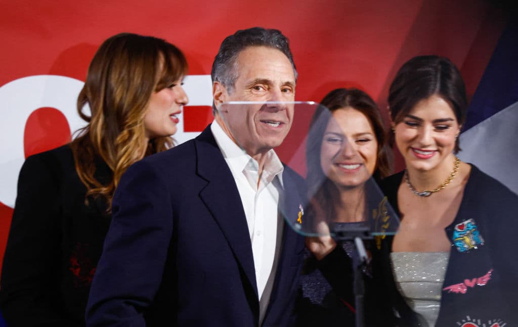 Una asistente presentó una denuncia penal acusándolo de tocarle el pecho cuando estaban solos en la mansión del gobernador, aunque posteriormente el fiscal desestimó el caso por falta de pruebas suficientes.