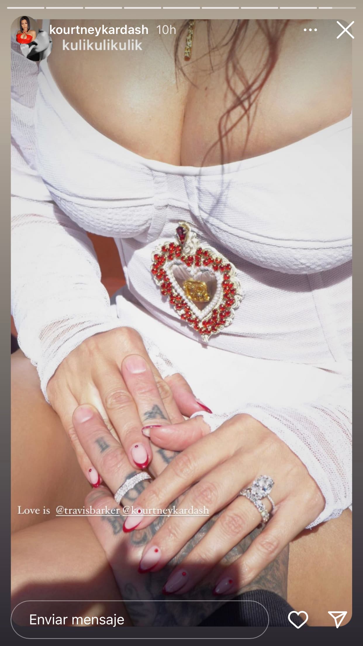 La mayor del clan Kardashian-Jenner compartió en Instagram una fotografía en la que se aprecian a la perfección las alianzas de boda, con las cuales ella y Barker se juraron amor eterno.