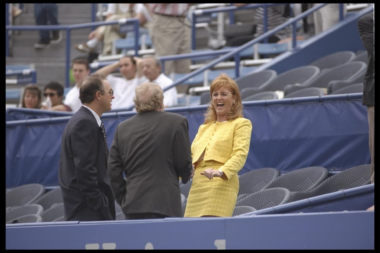 Un artículo de '
<b><a href="https://www.vanityfair.com/style/2013/08/princess-diana-sarah-ferguson-relationship">Vanity Fair</a></b>' de 1987 cuenta la ardua labor de comunicaciones y "mercadeo" que tuvo que hacer la realeza para que "Fergie" no eclipsara con su humor y buena actitud a Lady Di.