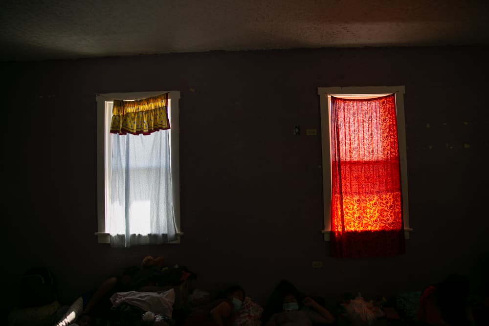 Respetttrans es uno de los 18 albergues que operan en Ciudad Juárez. Está en pleno centro, en una zona pobre de la ciudad. 
<b>Desde su ventana puede verse un tramo del Río Bravo y el muro que limita con Estados Unidos.</b> Es una organización sin fines de lucro que vive de colaboraciones de particulares, todas reducidas por la pandemia. En momentos como el actual, incluso han debido pedir a los migrantes donaciones de dinero, de hasta cinco pesos, para comprar comida, pañales, lo que haga falta.