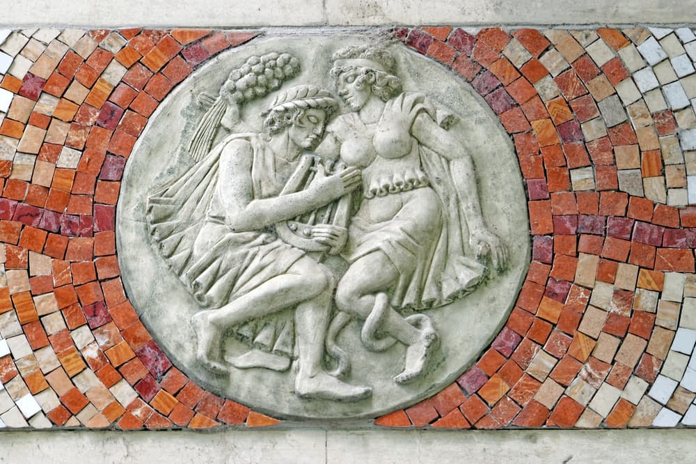 Sin embargo, Zeus (Júpiter para los romanos) decidió inmortalizar su lira y convertirla en una constelación, visible fácilmente en el cielo en forma de lira.
<br>