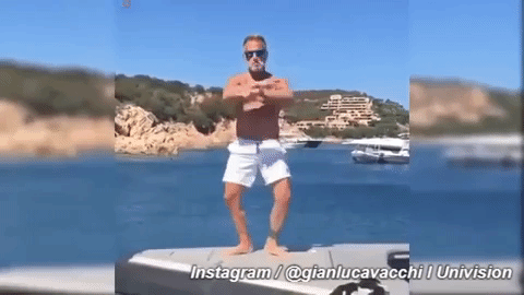 Otra de las especialidades de Vacchi es el movimiento de brazos. Los sube, los baja, los cruza y todo como si tuvieran vida propia. No falta el juego de cintura.