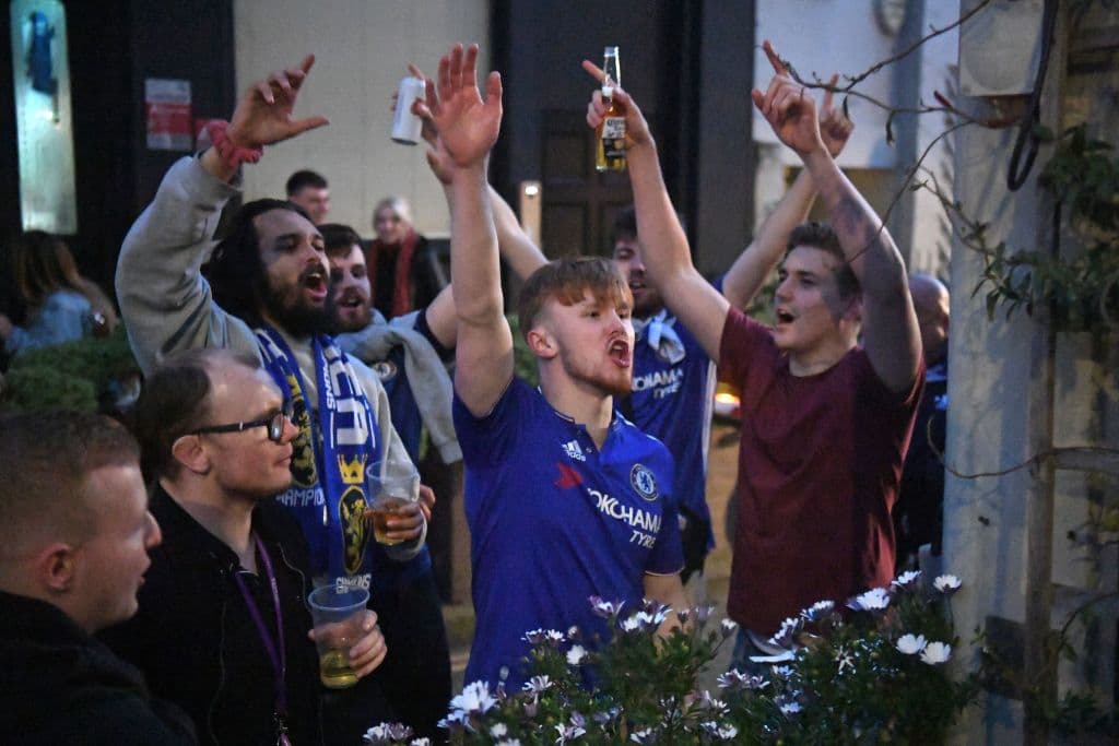 Los aficionados del Chelsea salen de sus casas para celebrar en las calles su segundo título de la UEFA Champions League.