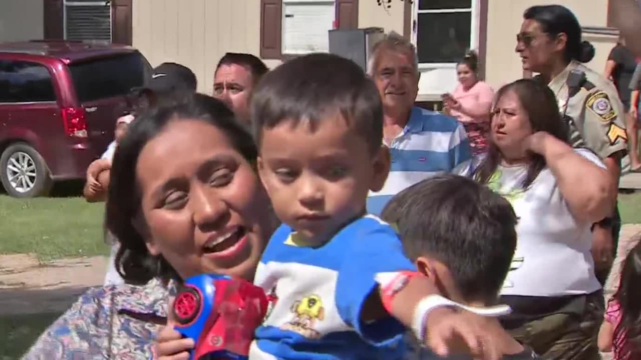 El lunes 11 de octubre volvió a su hogar el pequeño 
<b><a href="https://www.univision.com/temas/christopher-ramirez">Christopher Ramírez</a></b>, quien estuvo varios días 
<b><a href="https://www.univision.com/local/houston-kxln/desaparece-nino-condado-grimes">desaparecido</a></b> y fue localizado el sábado 9 de octubre. Su madre, Araceli Núñez, con el niño en brazos, agradeció por los esfuerzos que se hicieron para poder dar con su paradero. “
<b>La gloria es para Dios</b>”, dijo emocionada la mujer en conferencia de prensa.