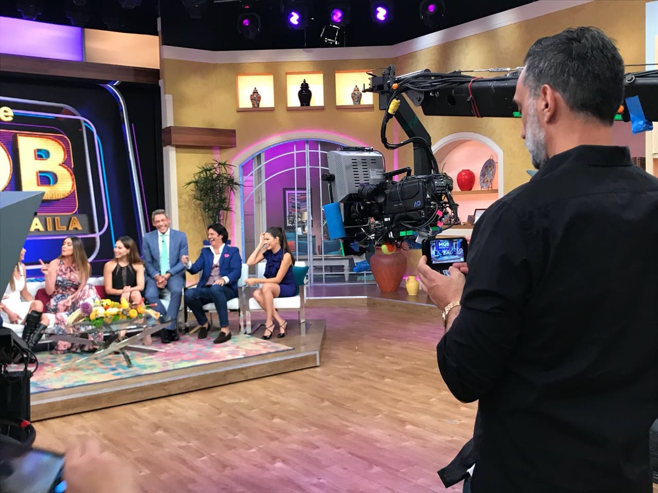 Aunque a él no le gusta salir en cámara, observaba muy atento todo lo que Marlene decía.