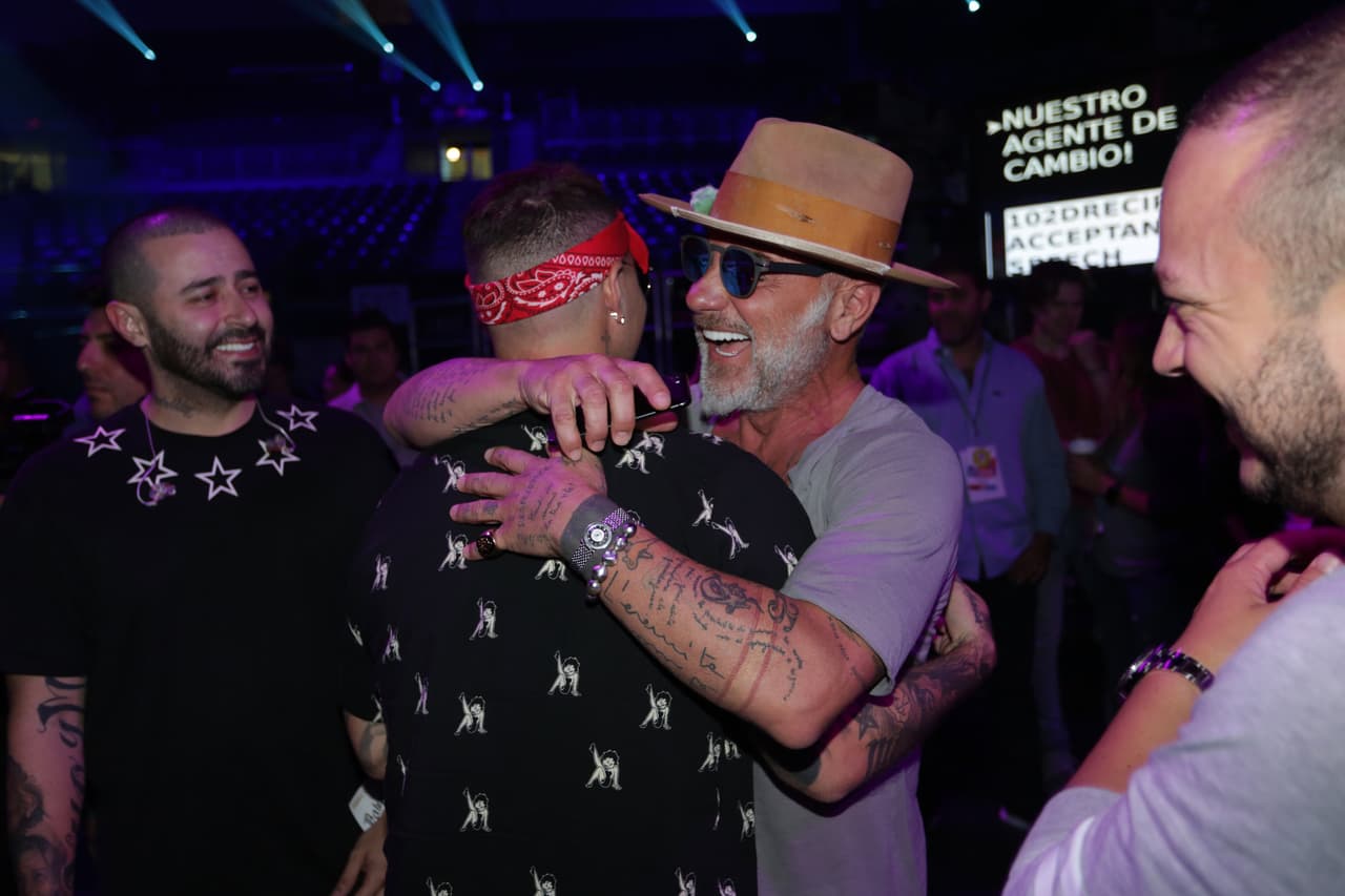 Con este abrazo, J Balvin y Gianluca celebraron su participación en los premios.