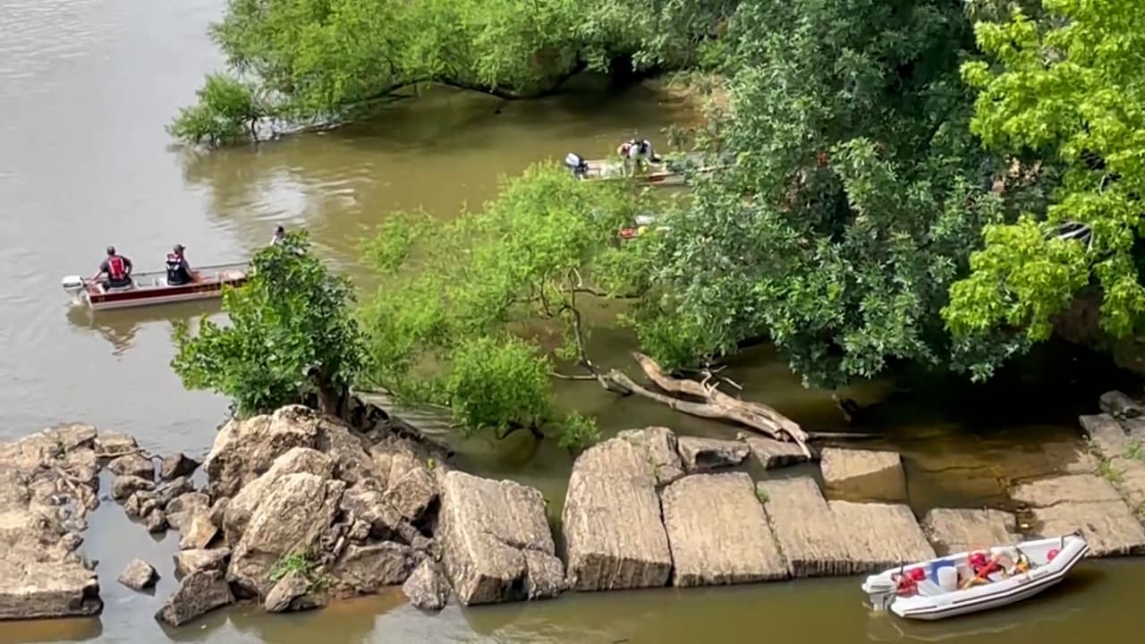 La Oficina del Alguacil del condado de Harnett indicó que el grupo intentaba cruzar una sección del río hacia el lugar donde pescarían,
<b>pero los hermanos fueron arrastrados por la corriente.</b>
