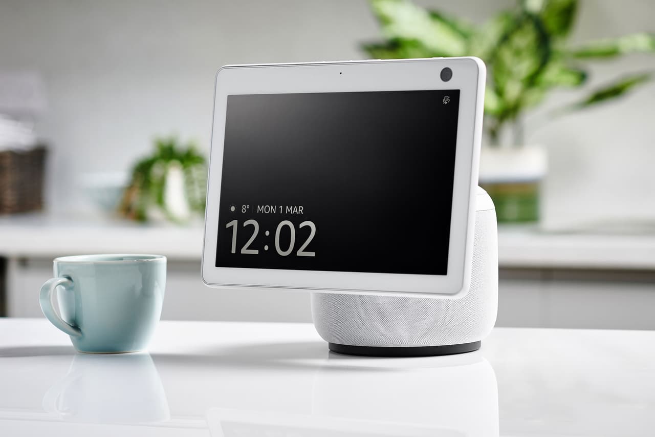 <b>Puesto 9 (Empate). Amazon </b>
<br>
<br>
<b>Comercial: Amazon Echo, ‘Alexa pierde la voz’</b>
<br>
<br>
<b>Duración: 90 segundos</b>
<br>
<br>
<b>Costo: 14.9 millones de dólares</b>
<br>
<br>
<b>Año: 2018</b>
<br>
<br>En este anuncio, en el que también aparece el fundador de Amazon, Jeff Bezos, Alexa pierde su voz. La compañía recurre a celebridades como Cardi B, Anthony Hopkins y Gordon Ramsey para sustituirla.
<br>
<br>(Para ver el comercial en youtube: https://youtu.be/iNxvsxU2rJE)