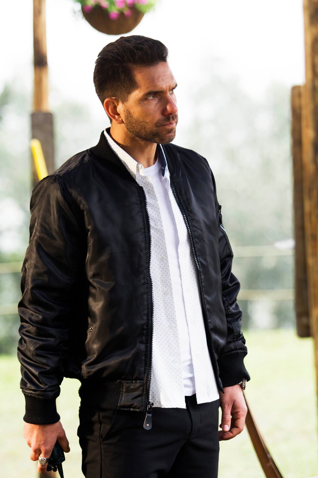 John no podía creer que Yolanda lo había vendido con la policía.