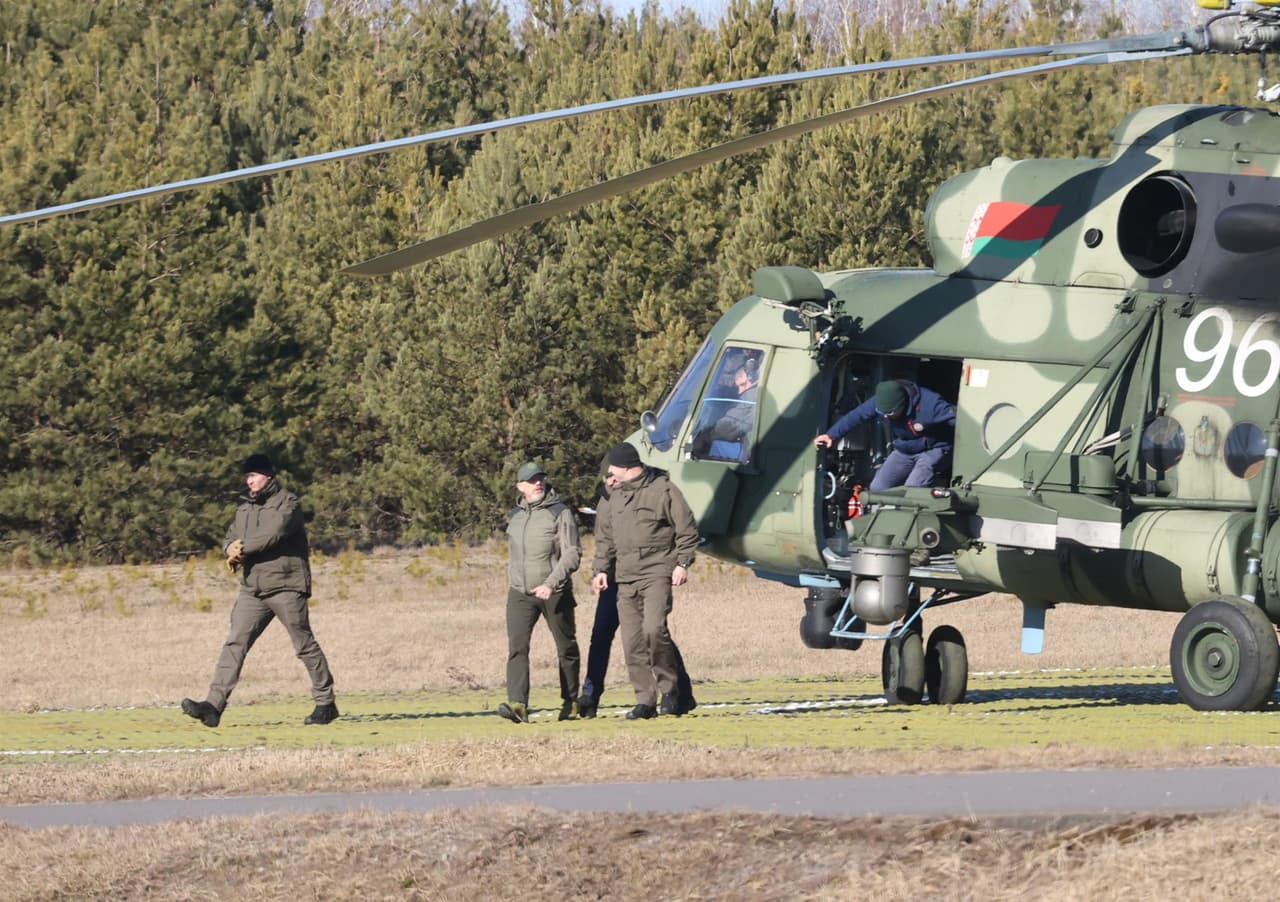 Llegada de la delegación de negociadores de Ucrania a la reunión en Grodno, en la frontera con Bielorrusia, para comenzar conversaciones en medio de la invasión de Rusia a Ucrania.