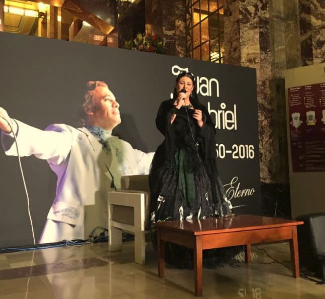 La actriz y cantante Alejandra Ávalos fue otra de las artistas que homenajearon a este grande de la música.